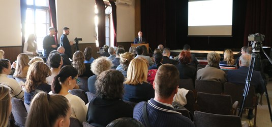 Ministar Šipić otvorio znanstveno-stručni skup „Tijelo u neravnoteži: debljina kao medicinski, društveni i duhovni izazov“ na KBF-u